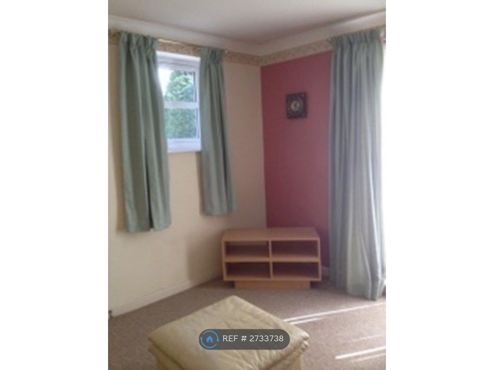 Property photo 2 of 10 Living Room (3.89 x 3.45m)