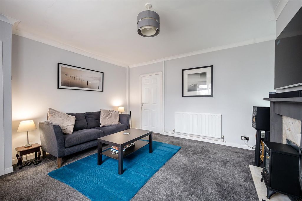 Property photo 3 of 16 Lounge