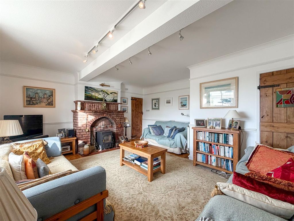 Property photo 3 of 33