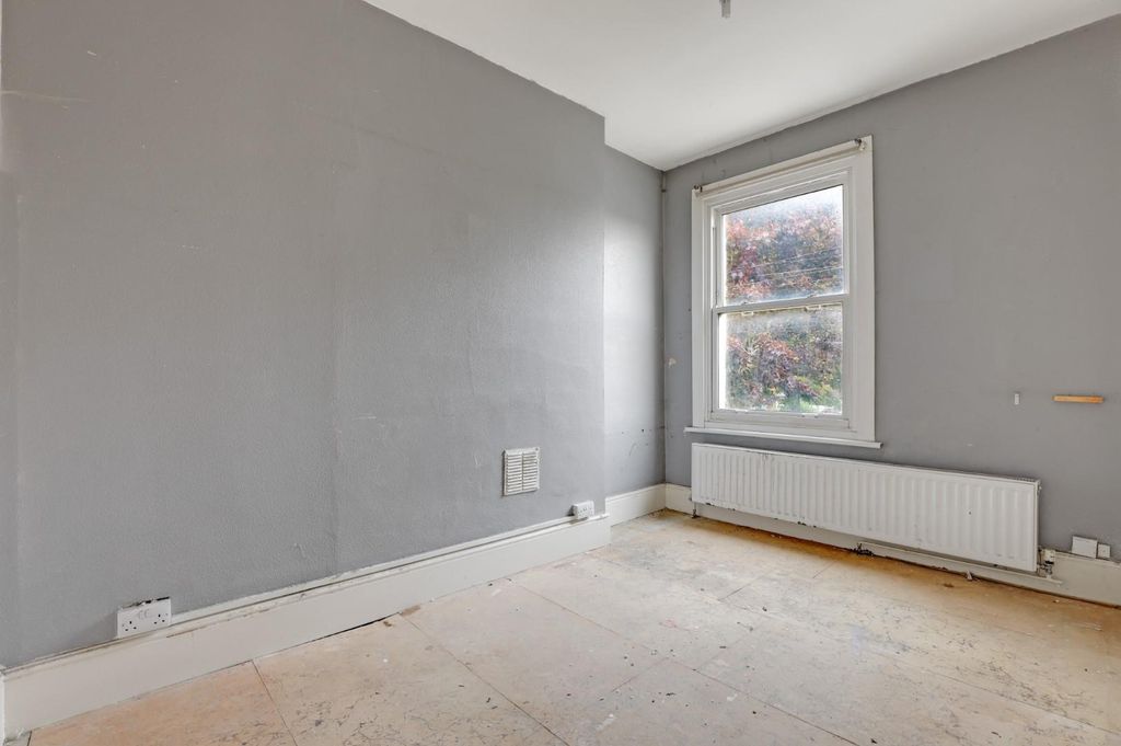 Property photo 3 of 15 01-Ab1Cjhpropwpen - 29B Samos Road - 2-2.Jpg