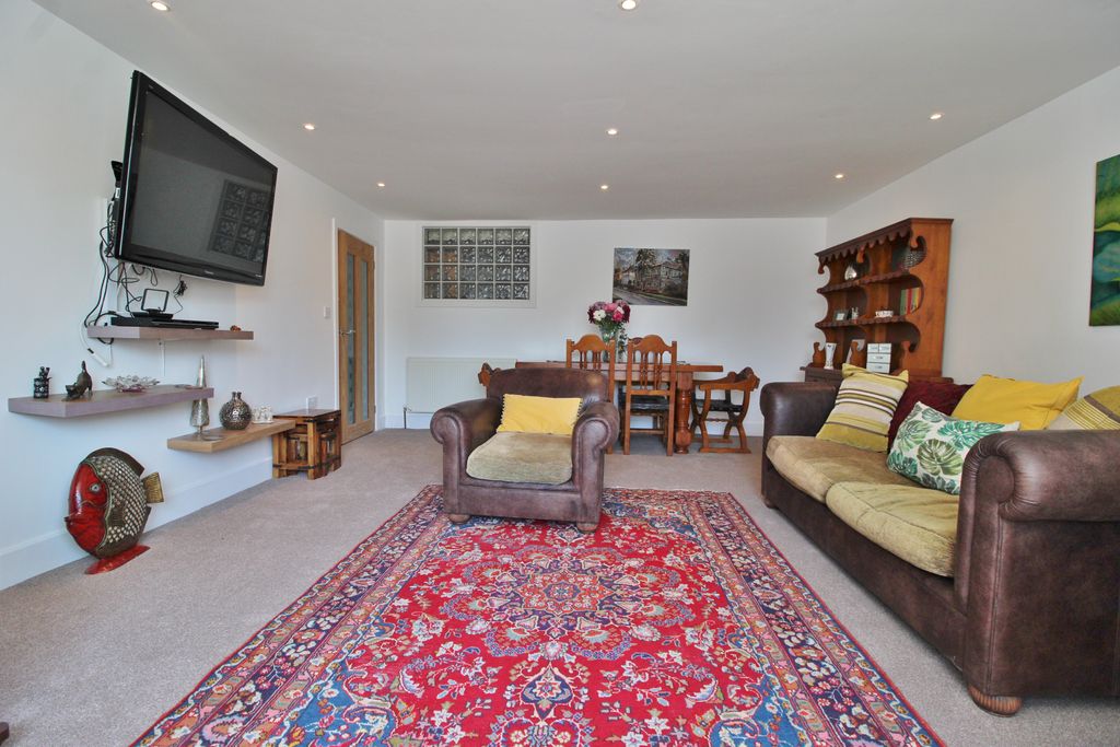 Property photo 2 of 23