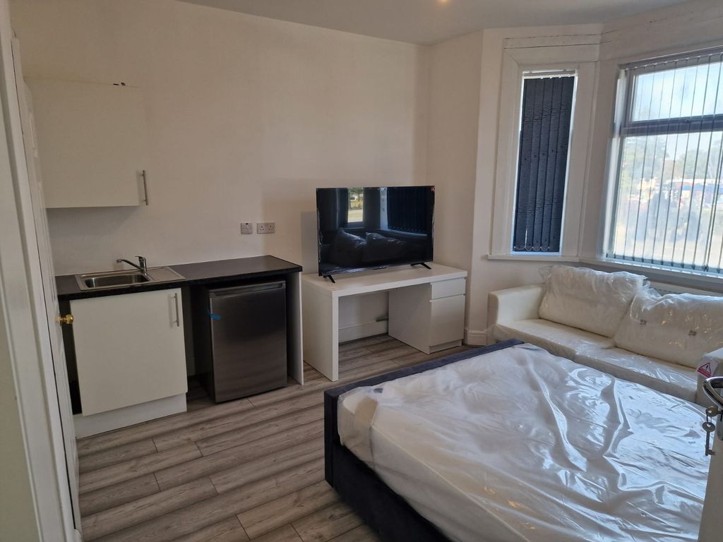 Property photo 1 of 4 Newly Refurbished Studio Including All The Bills