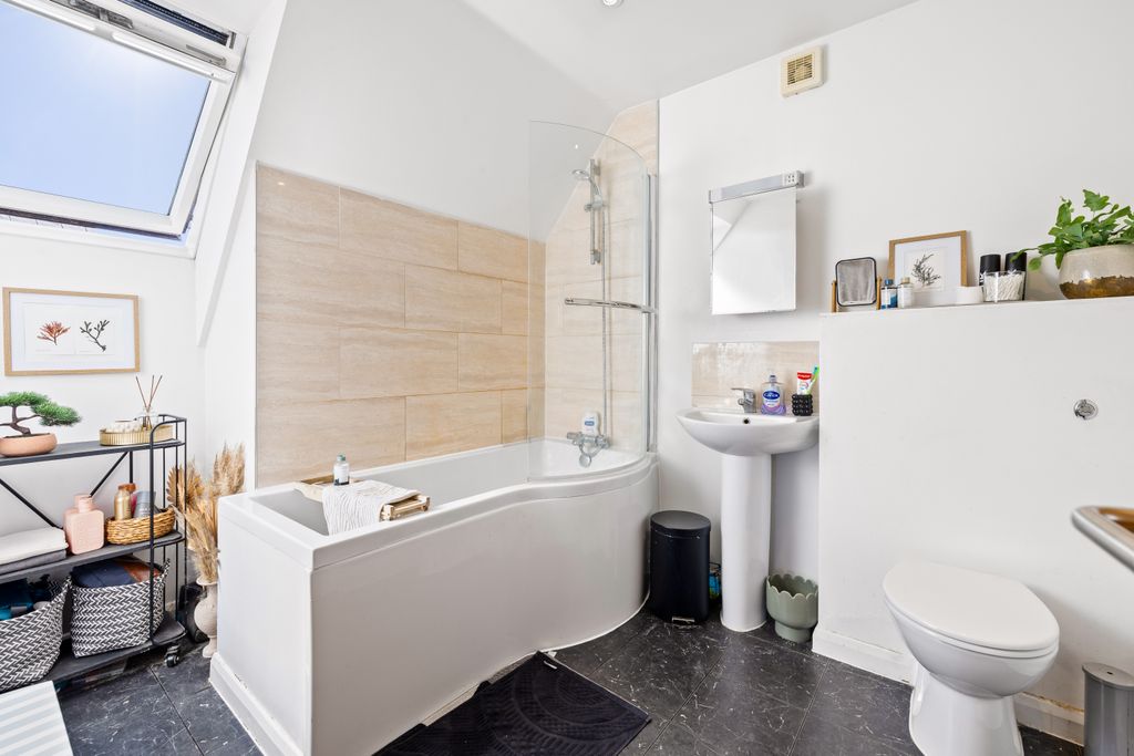 Additional image 12 of 2 bed flat for saleRef: Sb - Glovers Road, Reigate RH2