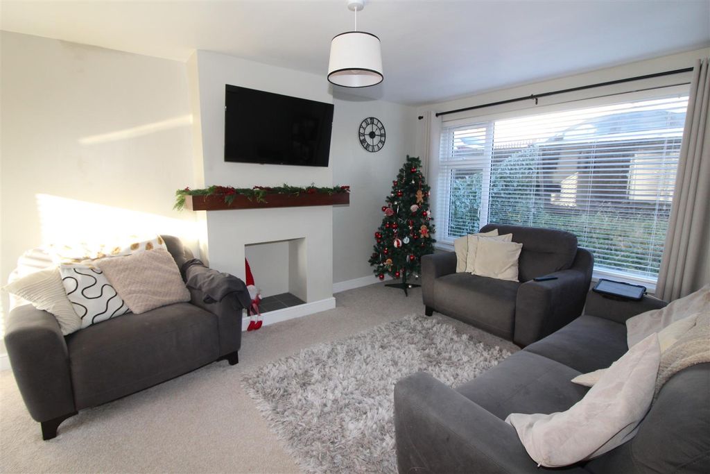 Property photo 3 of 25 Lounge/Dining Area