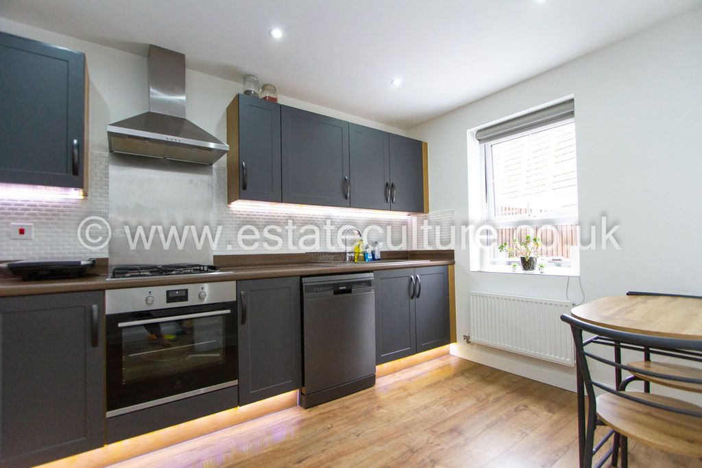 Property photo 3 of 25