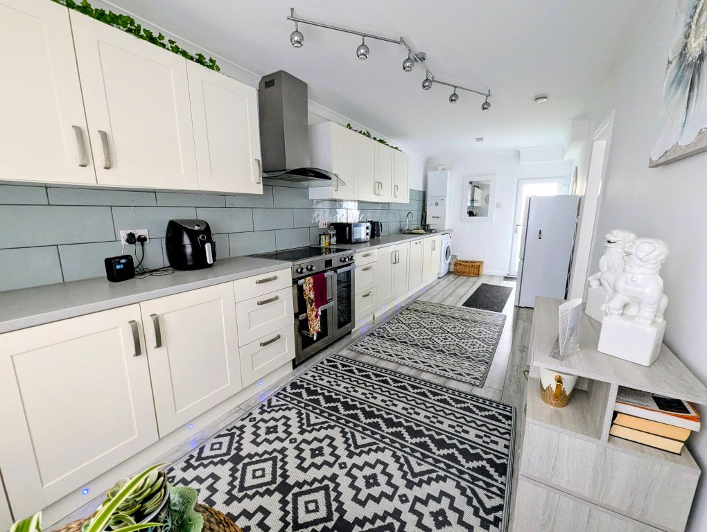 Property photo 1 of 17 Kitchen