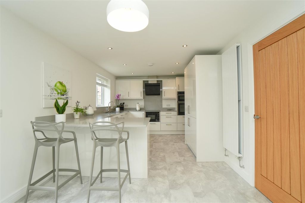 Property photo 3 of 31 Dining Kitchen