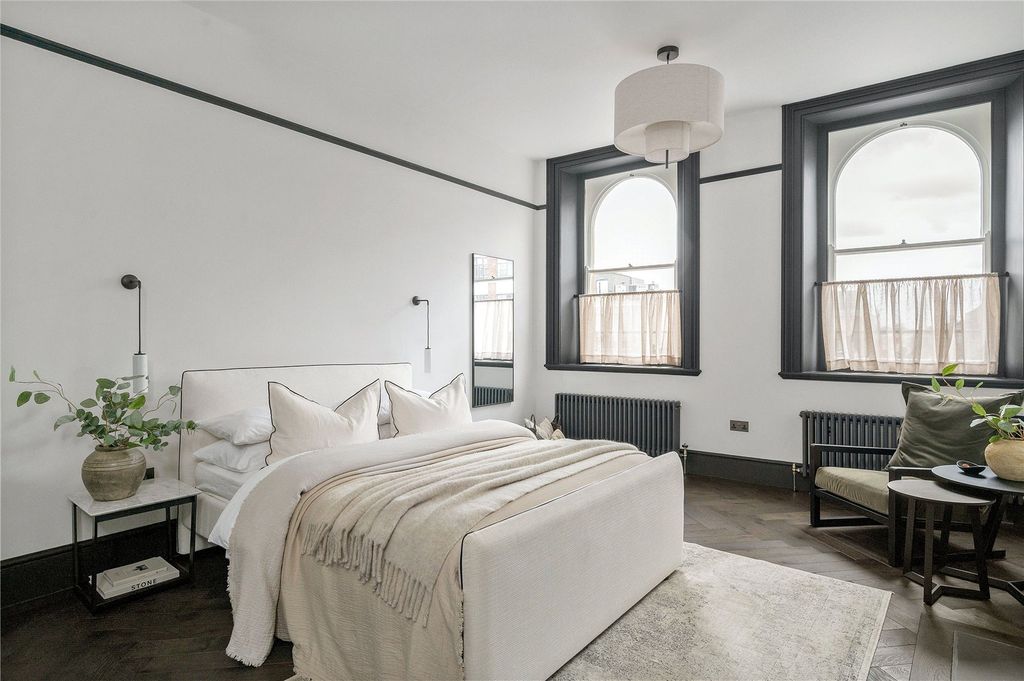 Property photo 2 of 26 Bedroom