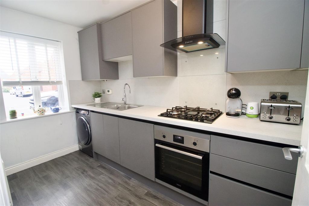 Property photo 3 of 10 Kitchen