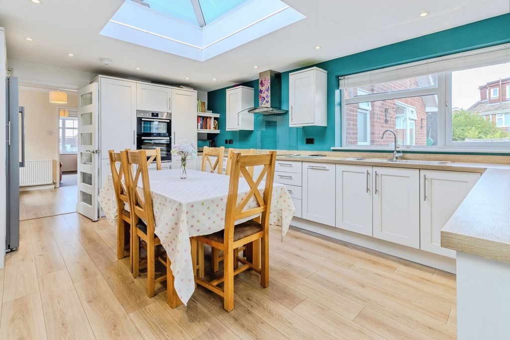 Property photo 2 of 16 Kitchendiner1