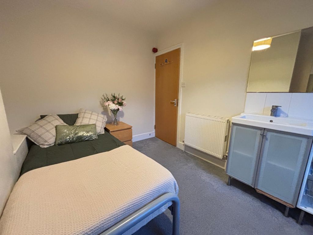 Property photo 2 of 9 E687A492-De5d-44Ca-91c1-0Cf1A2759Be6