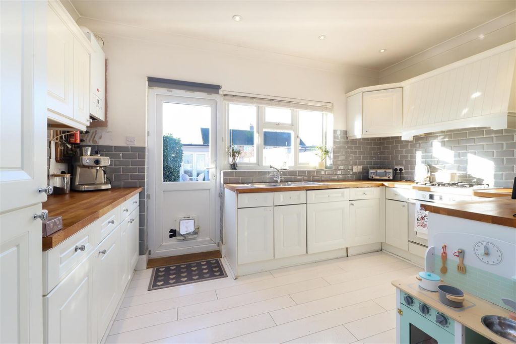 Property photo 3 of 17 Kitchen