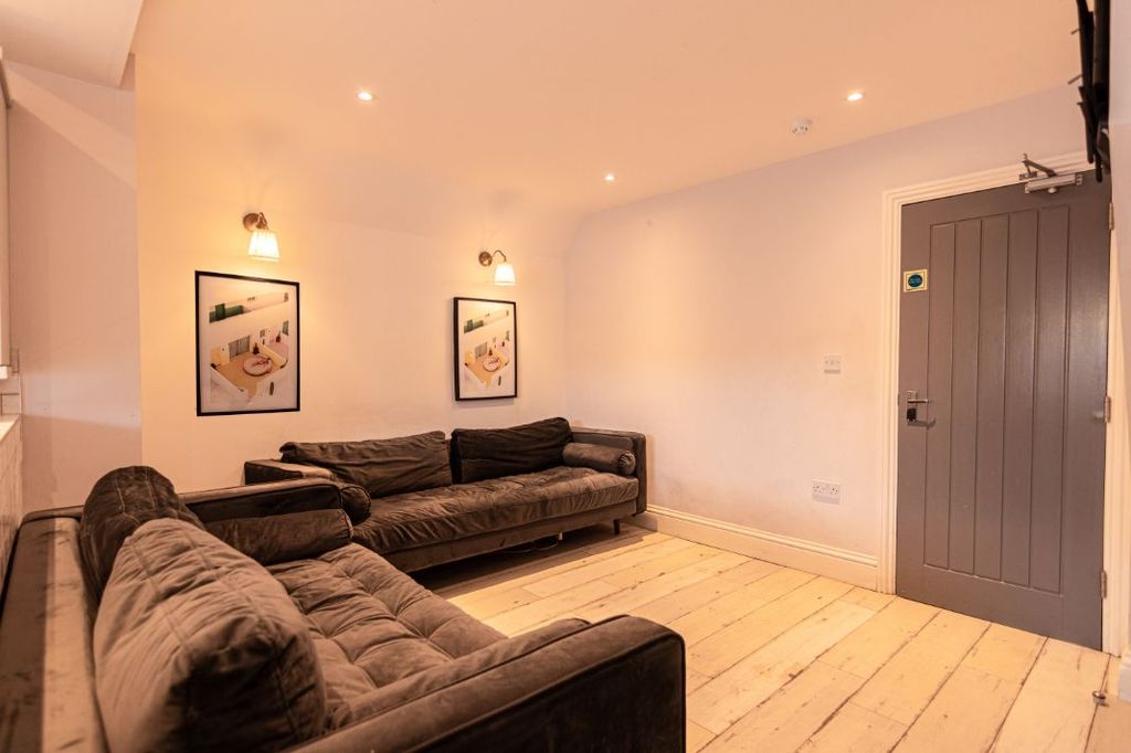 Property photo 1 of 13 85 Thornycroft Road