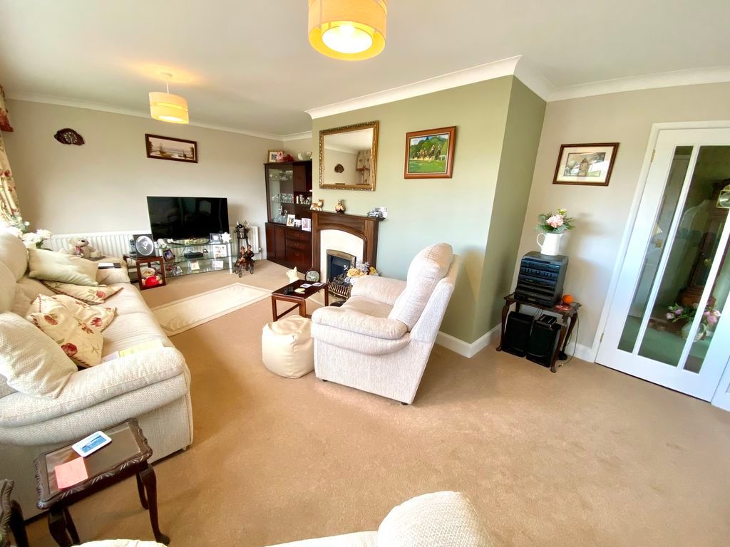 Property photo 3 of 20 Lounge