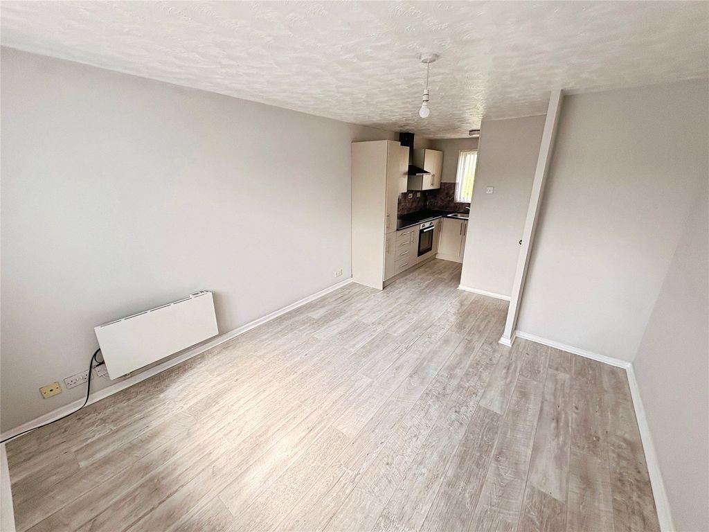 Property photo 3 of 7 Lounge/Bedroom