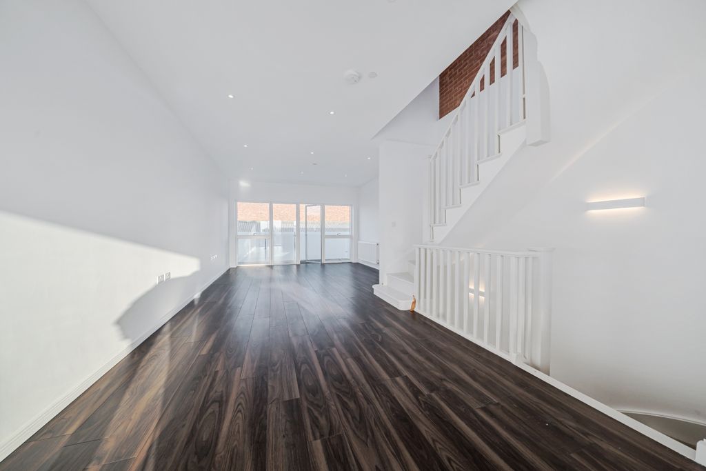 Property photo 3 of 16 930633 (2)c