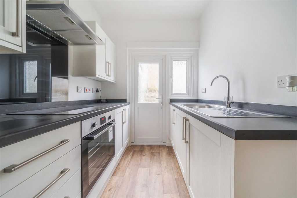 Property photo 2 of 10 42 V Kitchen.Jpg