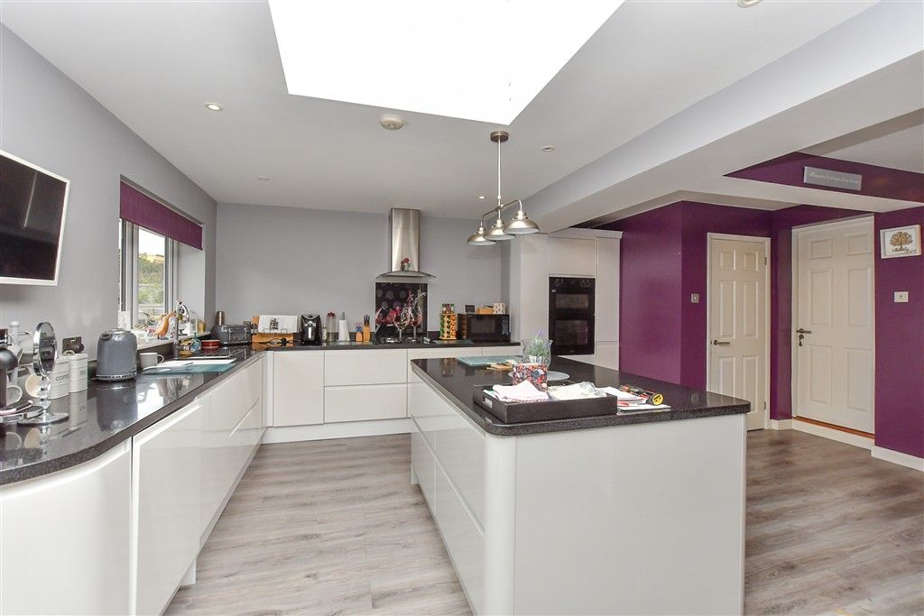 Property photo 1 of 11 Kitchen/Breakfast Area