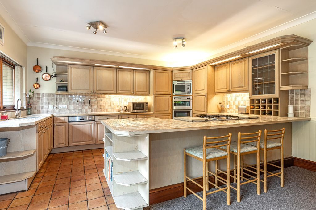 Property photo 3 of 34 Dining Kitchen