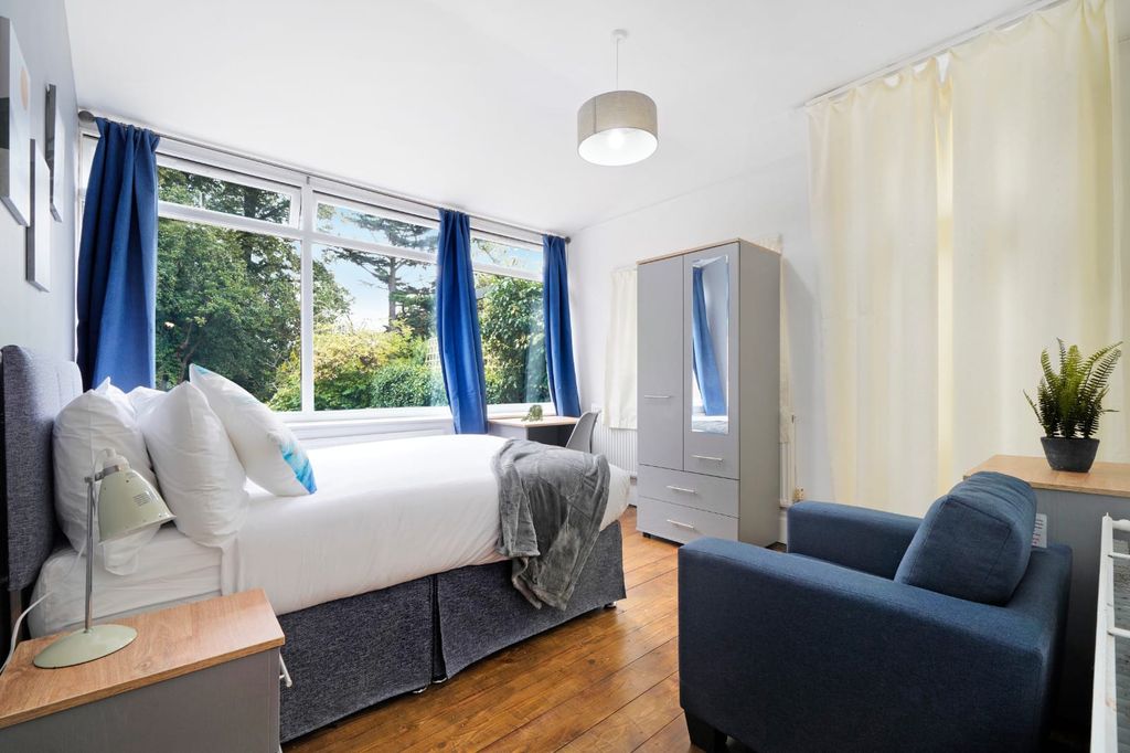 Property photo 2 of 32