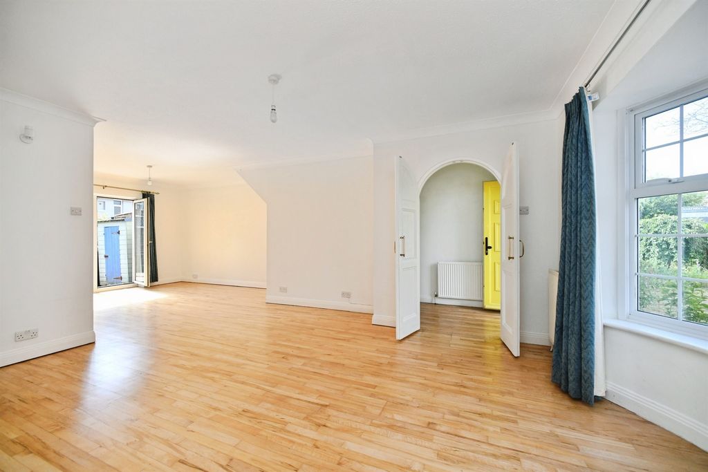 Property photo 2 of 18