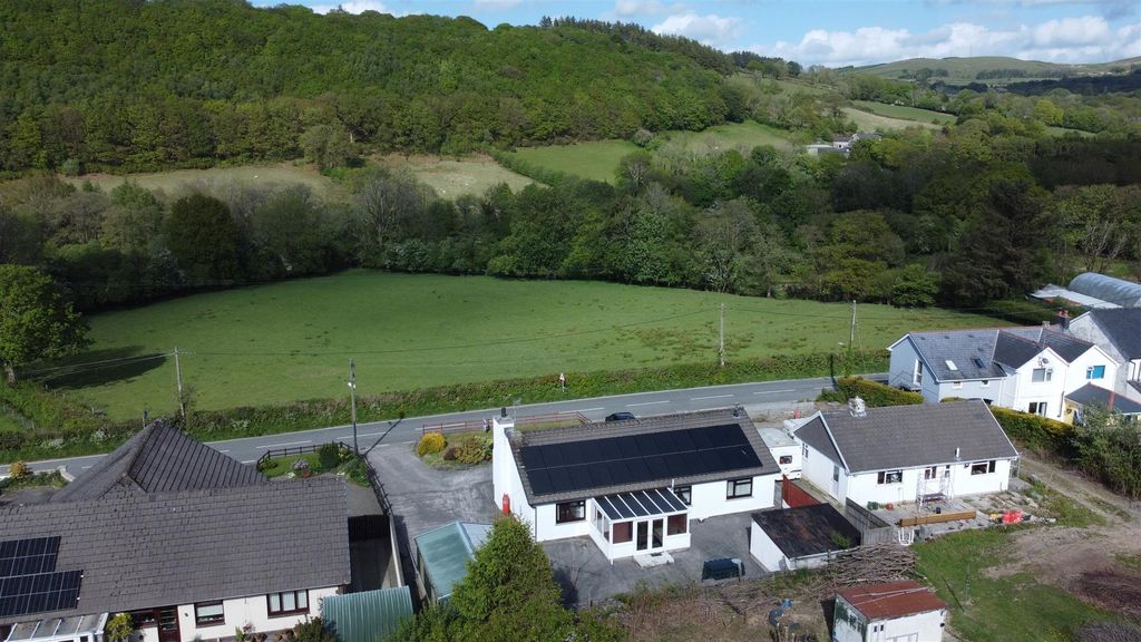 2 bed detached bungalow for saleTy Mawr, Llanybydder SA40