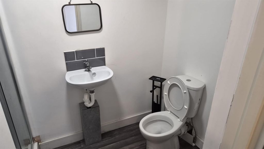 Property photo 1 of 11 En-Suite Bathroom – Bedroom Two