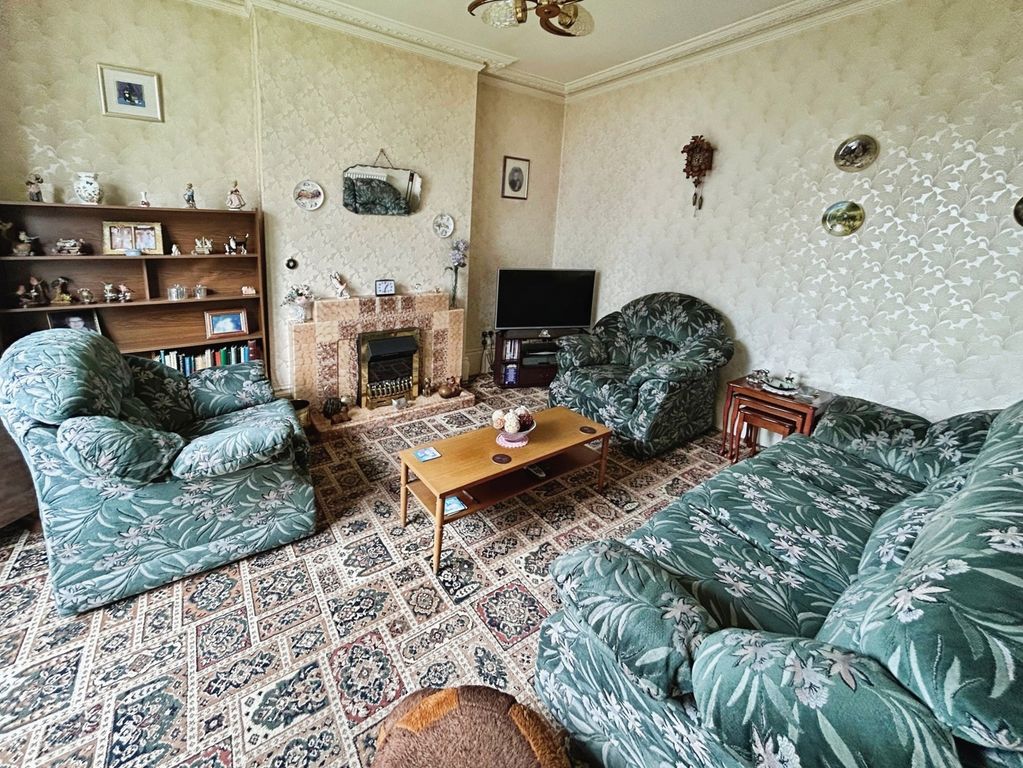 Property photo 3 of 27 Lounge