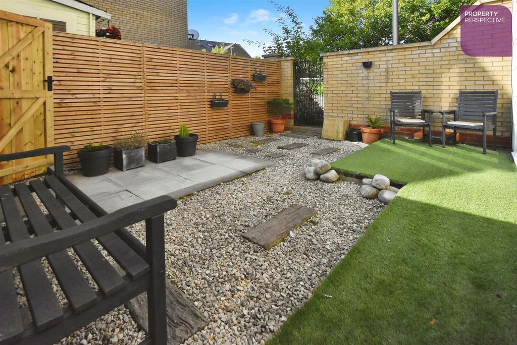 Property photo 3 of 24 Gardens