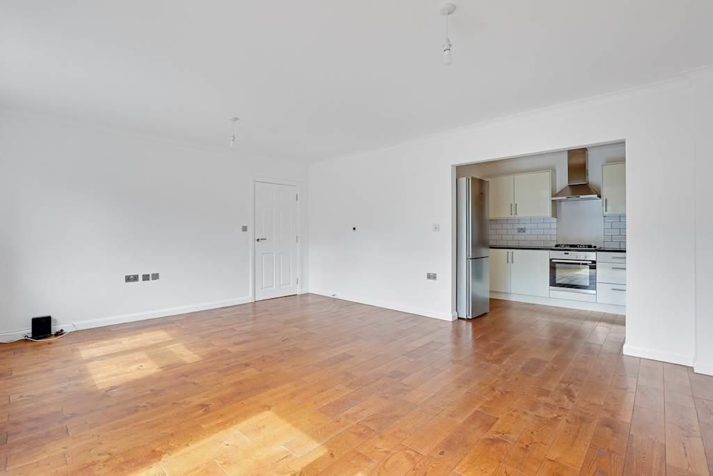 Property photo 3 of 14 05-1Aacjhpropwpen - 3 Aspen Mews - 8-Small.Jpg