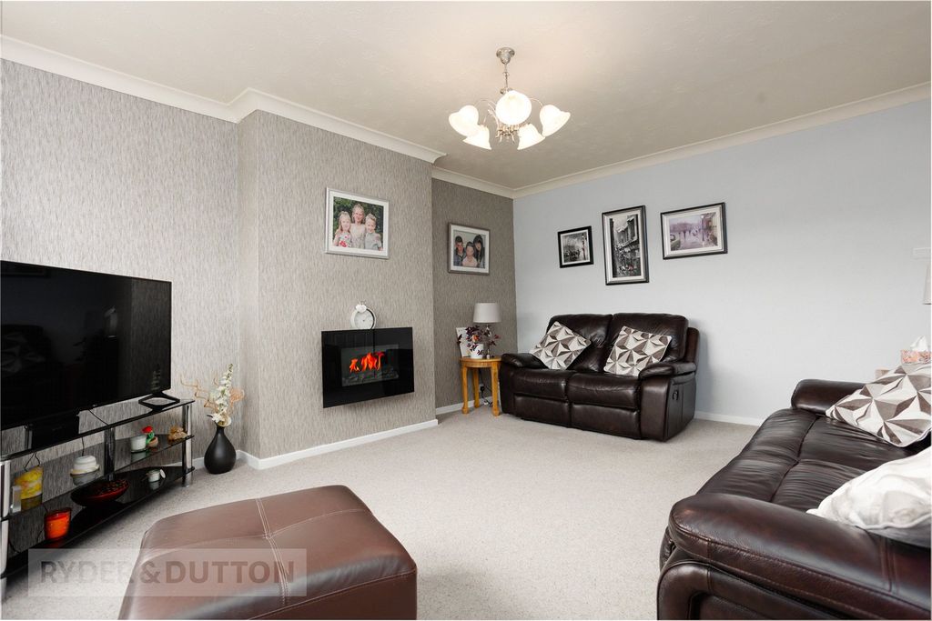 Property photo 3 of 19 Lounge