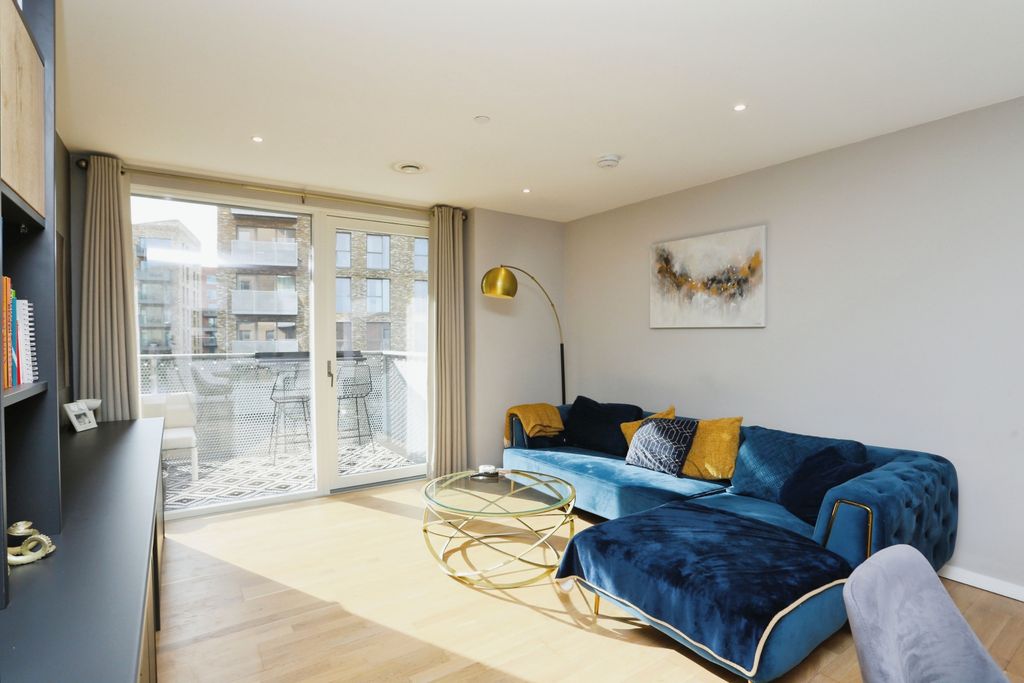 Property photo 3 of 15 Living Room