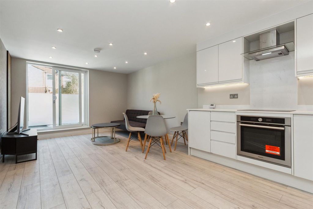 Property photo 1 of 7 Flat 2, 52 Gilbey Road Sw17 Reception 1 New.Jpg
