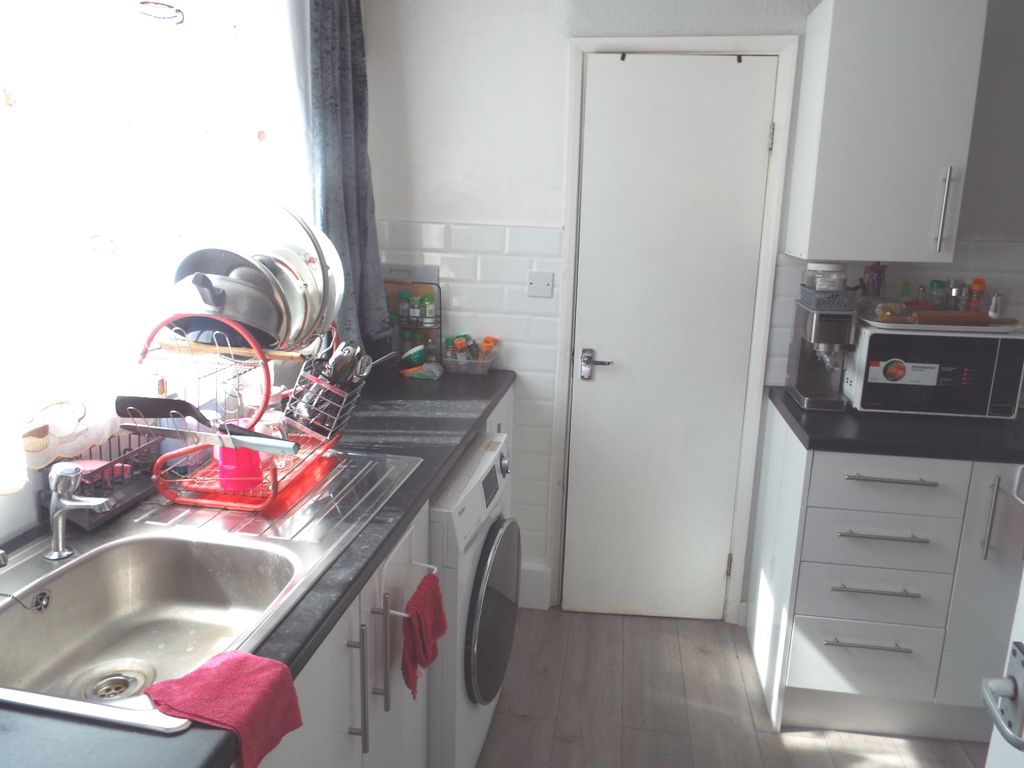 Property photo 3 of 11 215A Kitchen