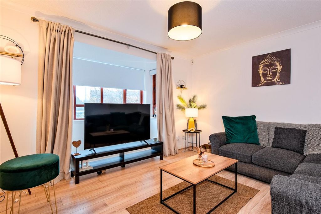 Property photo 2 of 17 Lounge