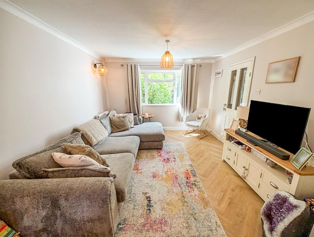 Property photo 2 of 19 Lounge