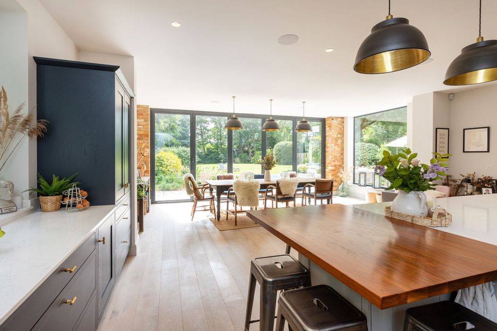Property photo 3 of 25 Kitchen / Breakfast Room