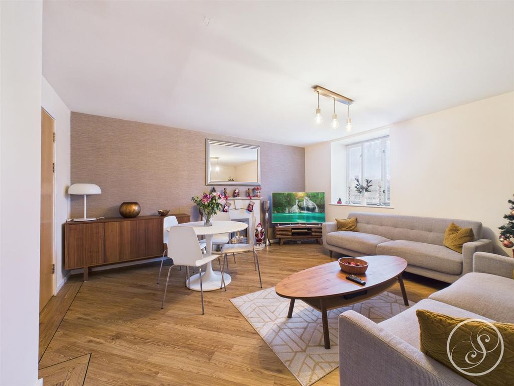 Property photo 2 of 12 Lounge