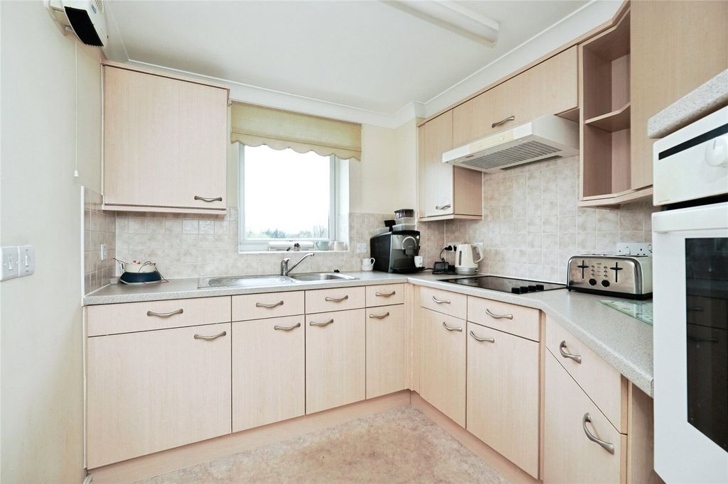 Property photo 3 of 11 Kitchen