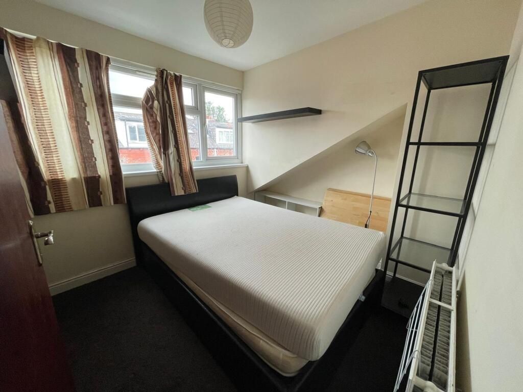 Property photo 3 of 12 A Cozy Double Bedroom Featuring A Comfortable Doub...