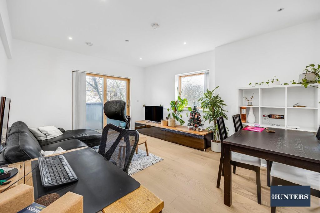 Property photo 3 of 14 Flat_1__167-169_Kingsland_Road-4.Jpg
