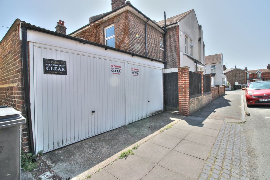 Property photo 1 of 2