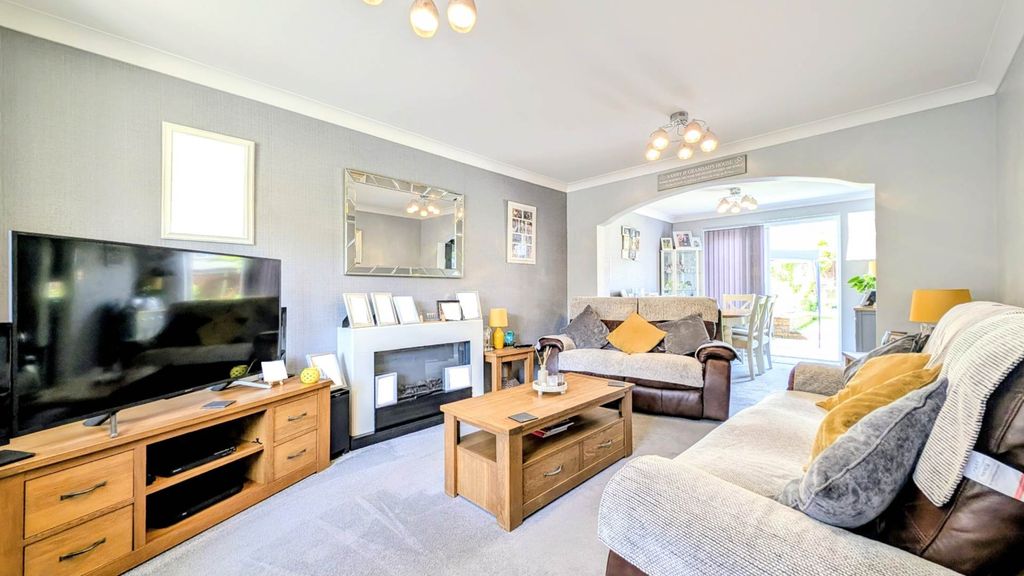 4 bed detached house for saleMaple Leaf Drive, Bordon, Hampshire GU35 photo 4