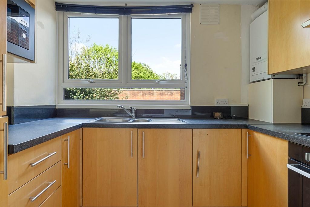 Property photo 3 of 10 7 Ragwart Court, Se26 -  5.Jpg