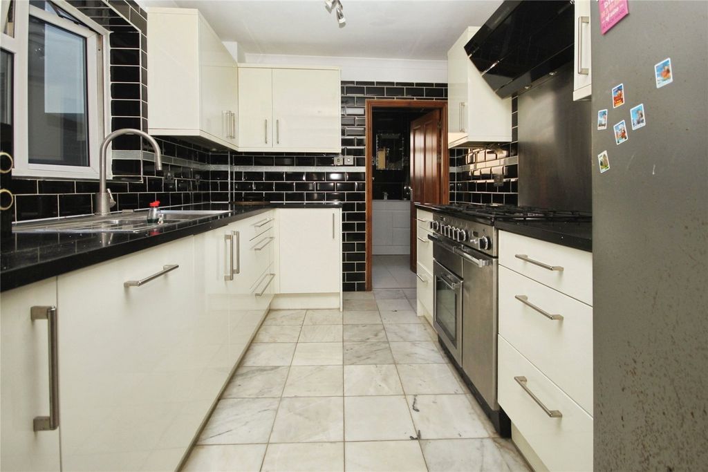 Property photo 3 of 19 Kitchen