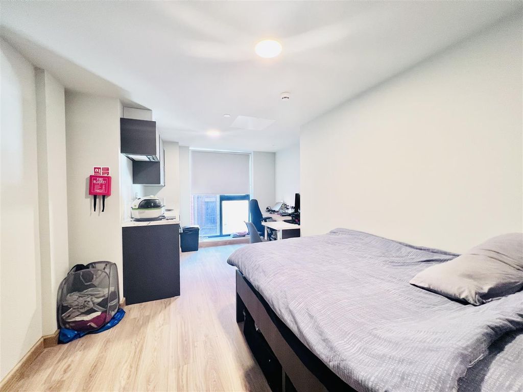 Property photo 3 of 16 Studio