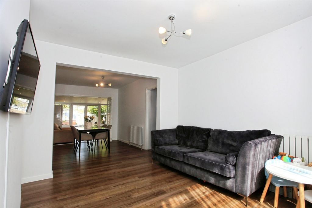 Property photo 2 of 17 Lounge