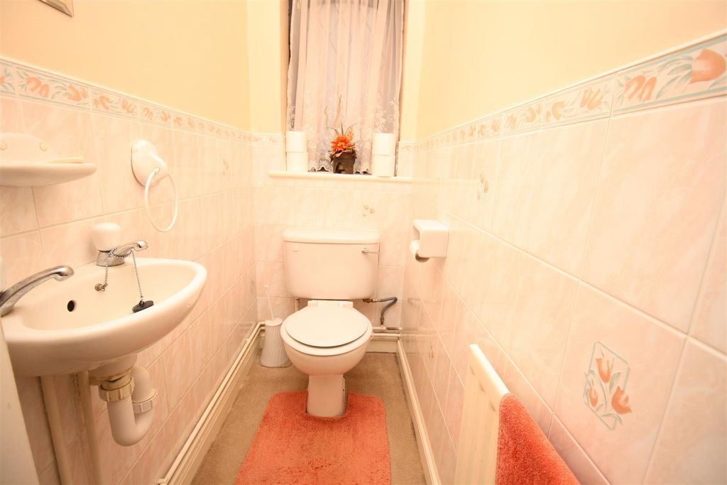 Property photo 3 of 23 Cloakroom