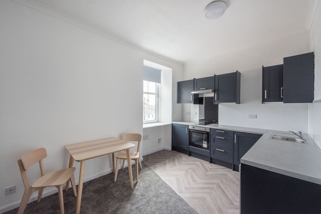 Property photo 3 of 10 04