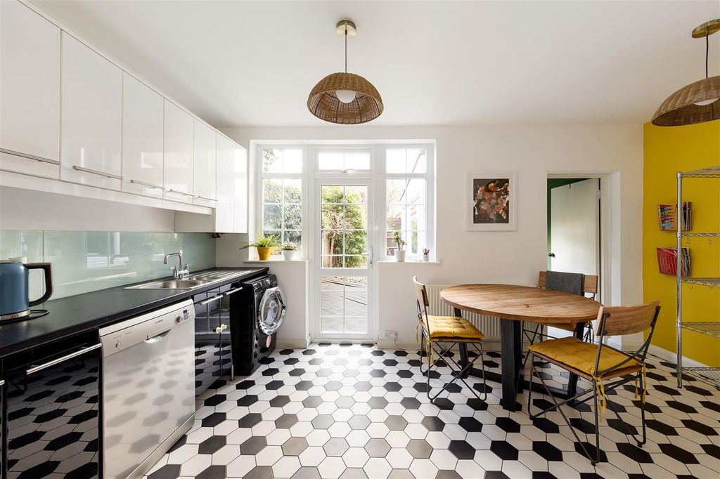 Property photo 3 of 34 Orford Road, E17